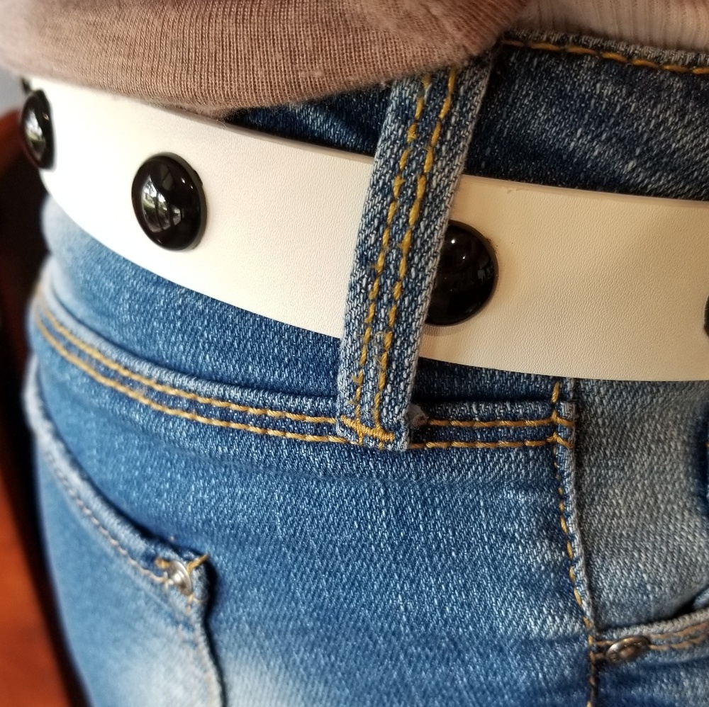 Juicy Couture White Belt w/ Black Enamel Rivets S - Picture 1 of 8